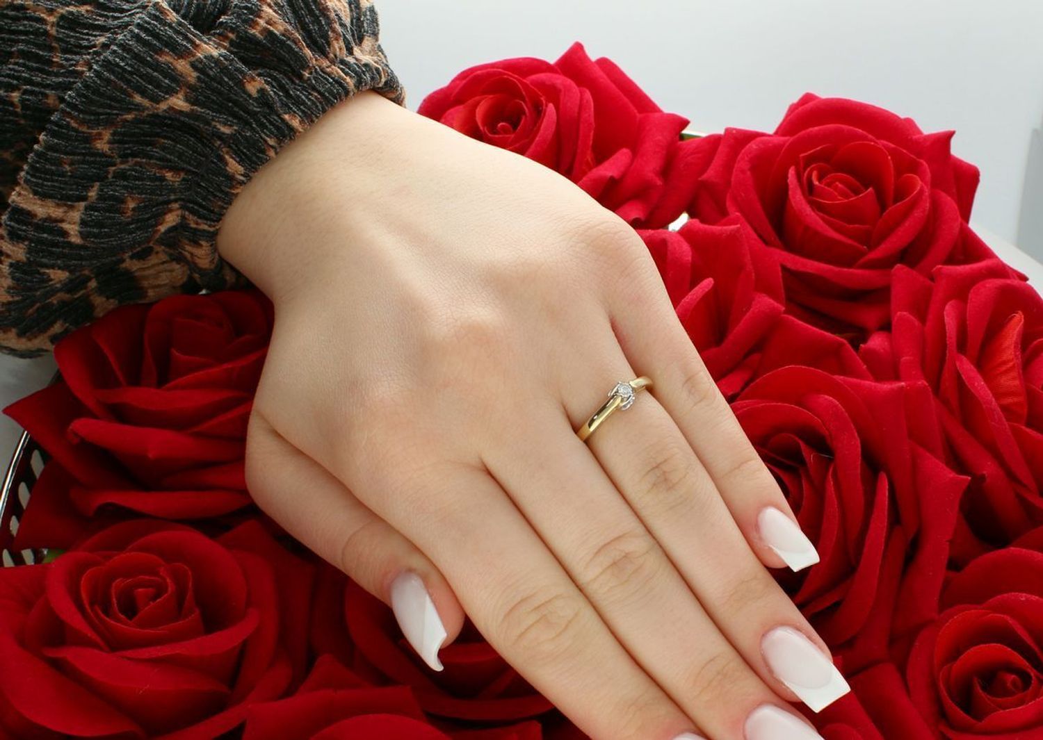 Złoty pierścionek damski 585 Diament w oryginalnej oprawie R 2415X.jpg